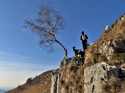 02 In salita tra roccette ai pratoni verso la vetta del Linzone